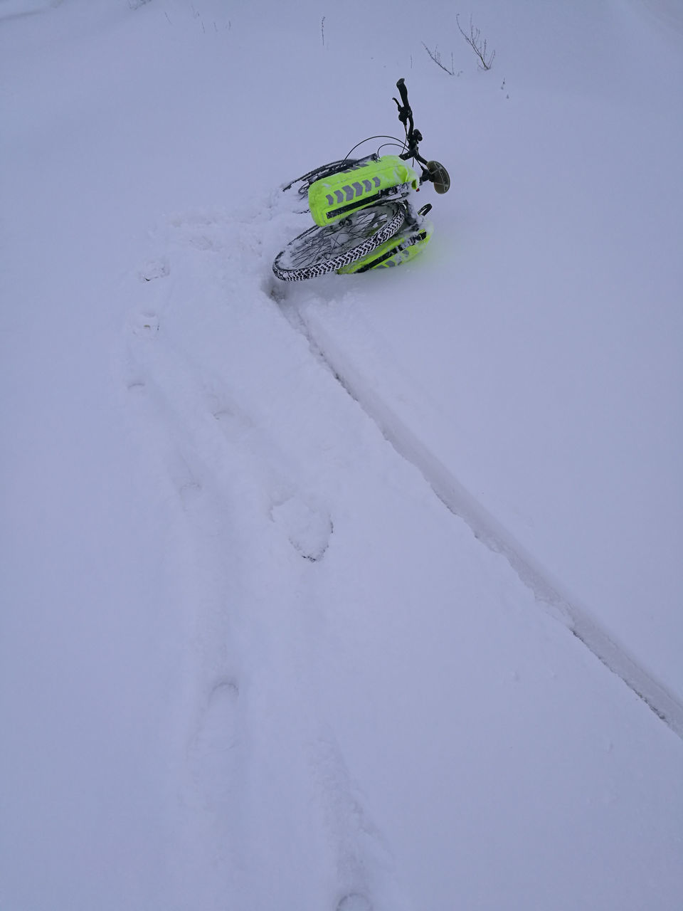 MAN SKIING ON SNOW COVERED LANDSCAPE