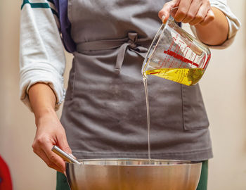 Cook cook pours sunflower oil into a bowl