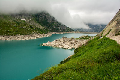 Panoramic view of lake and mountains against sky