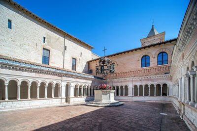 Fountain, cloister romanesque, abbey abbazia di sassovivo, foligno, perugia, umbria