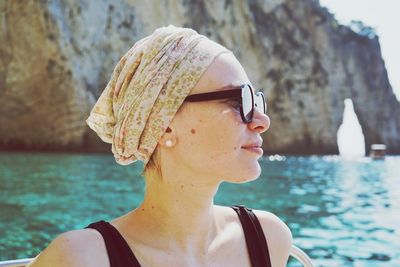 Close-up of woman wearing sunglasses looking at sea