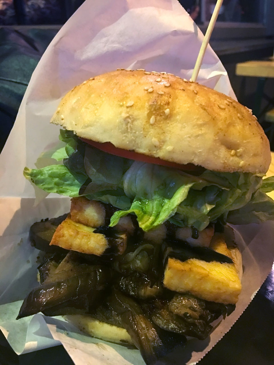 CLOSE-UP OF BURGER IN CONTAINER