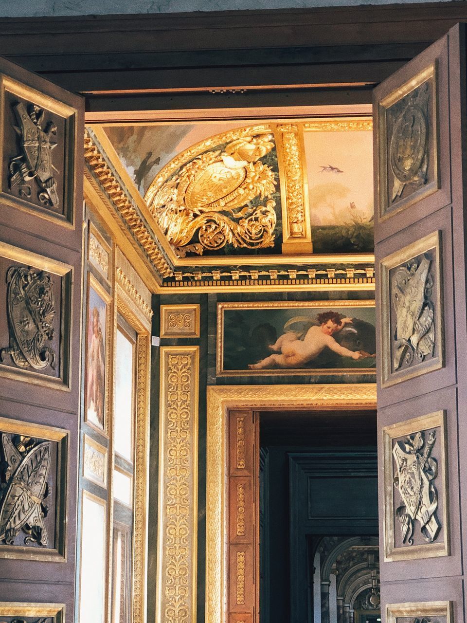 LOW ANGLE VIEW OF ORNATE CEILING OF BUILDING