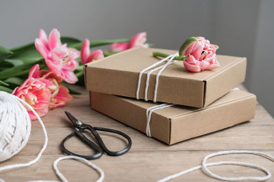 Kraft gift boxes decorated with flowers. gift wrapping idea