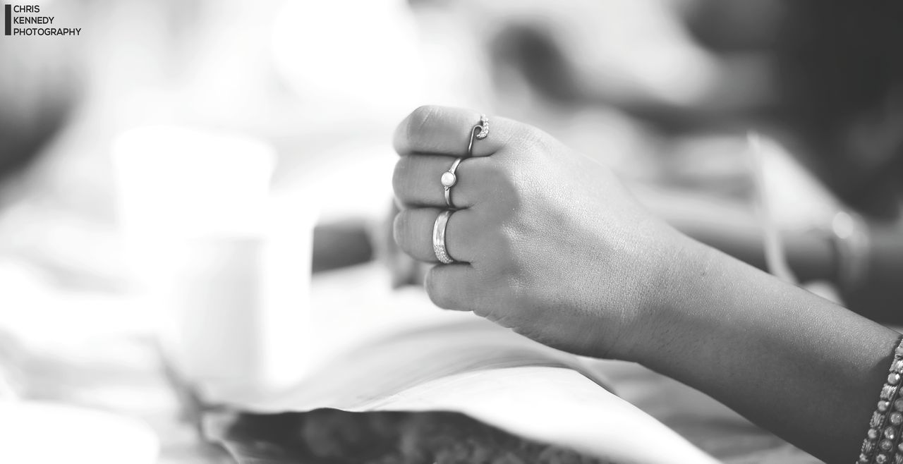 CROPPED IMAGE OF PERSON HOLDING ICE CREAM