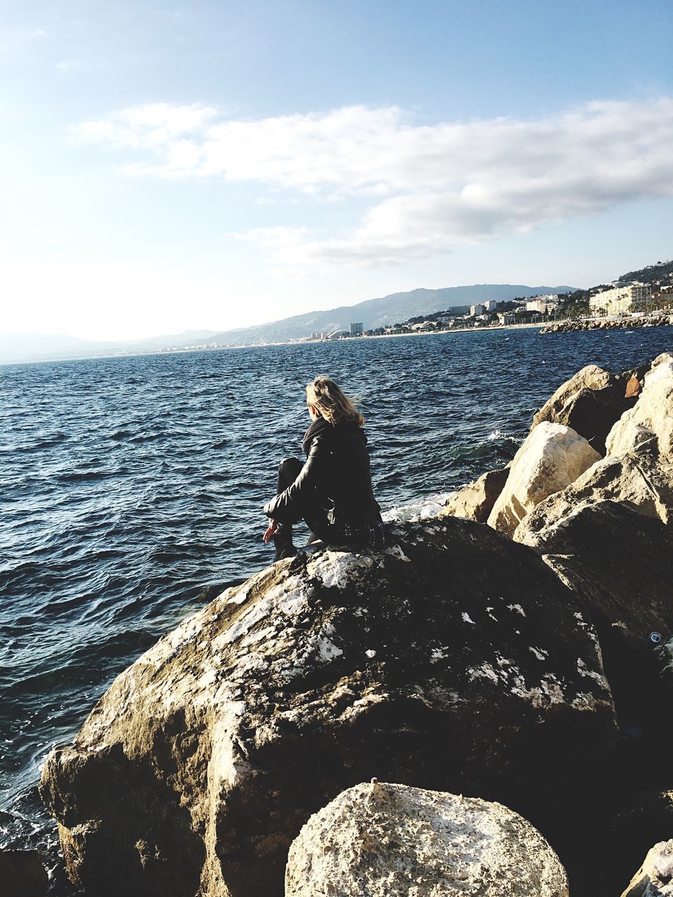 water, sea, lifestyles, leisure activity, sky, sitting, horizon over water, men, rear view, standing, relaxation, nature, tranquility, person, beauty in nature, vacations, scenics, cloud - sky