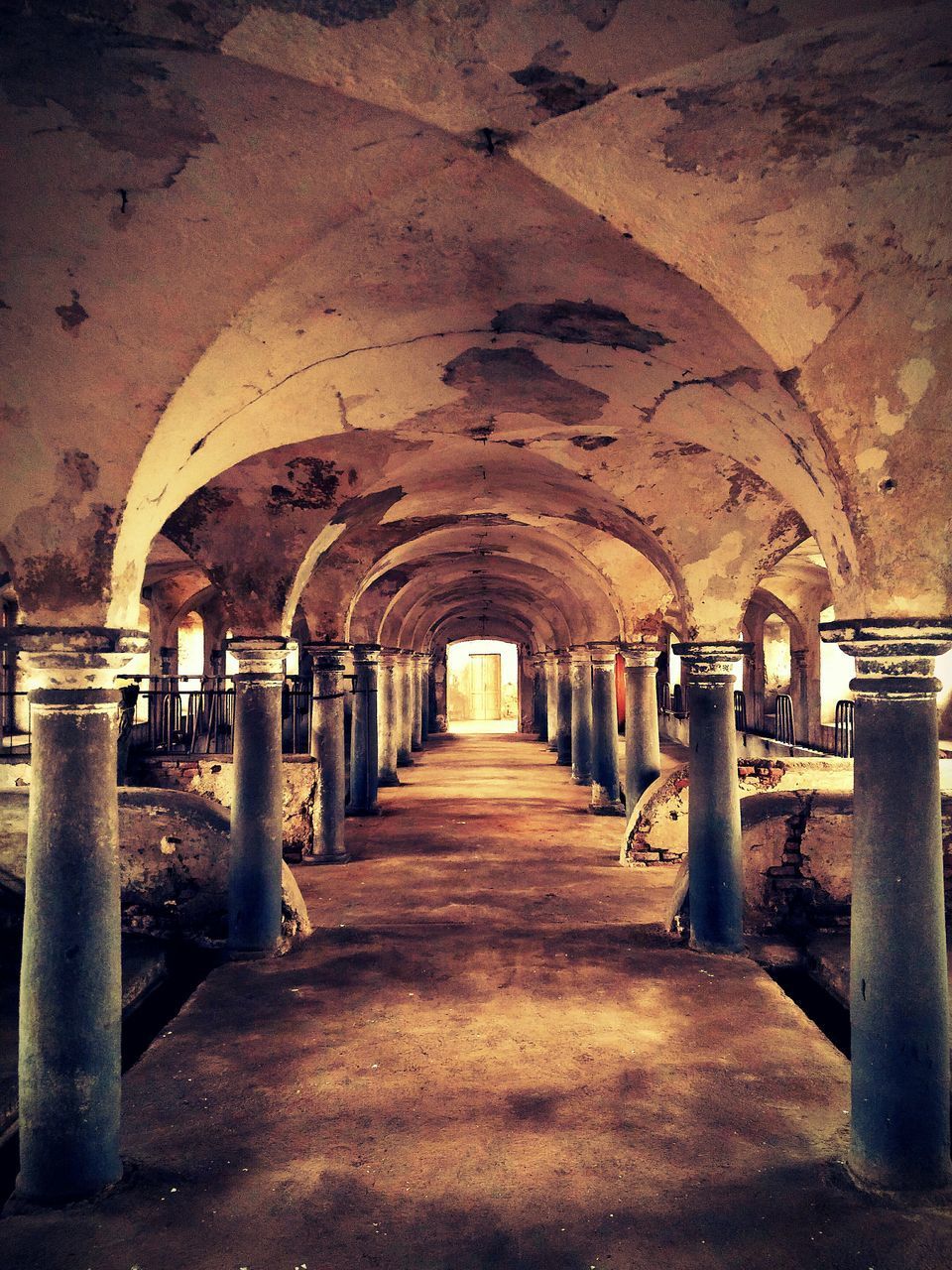 EMPTY CORRIDOR ALONG OLD BUILDING