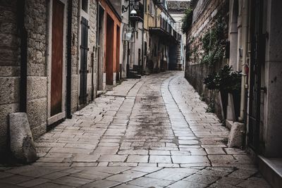 Narrow alley amidst buildings in city