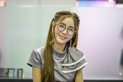 Portrait of smiling young woman wearing eyeglasses