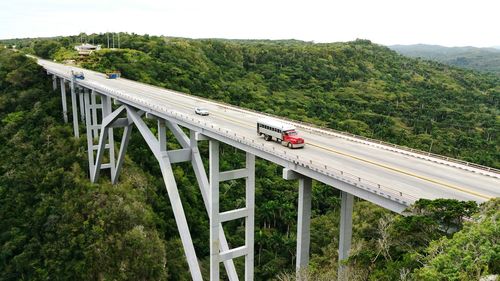 Vehicles on bacunayagua bridge