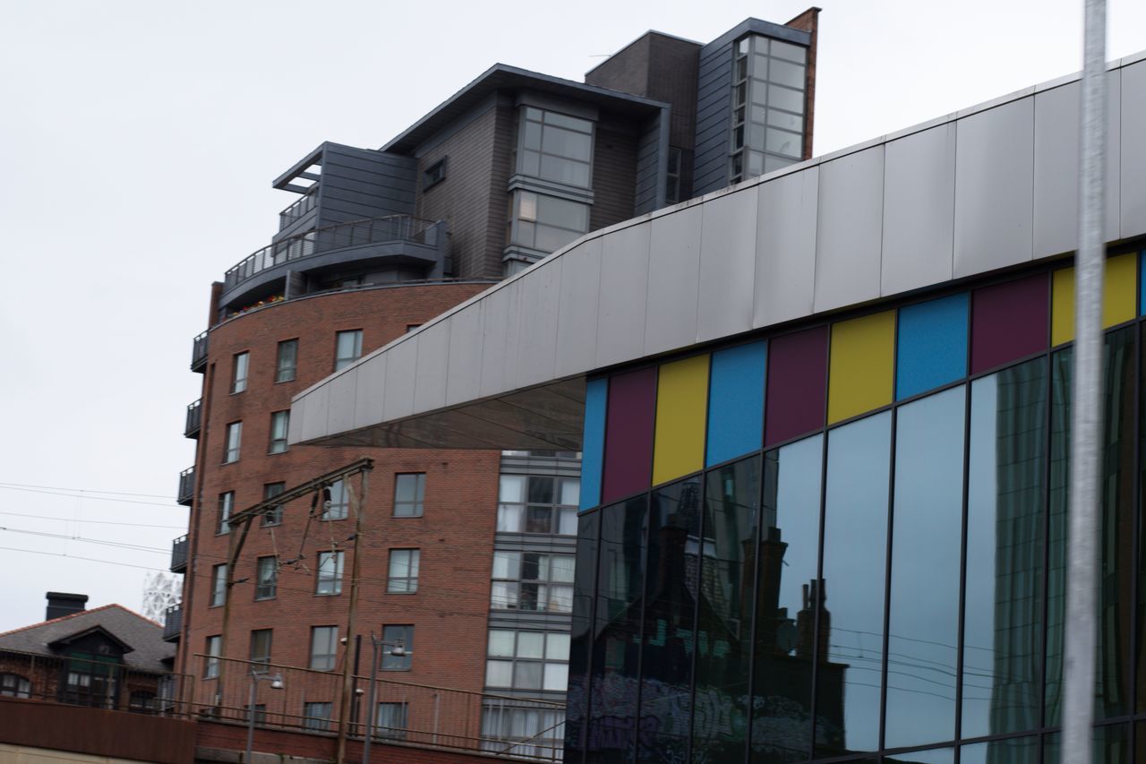 LOW ANGLE VIEW OF MODERN BUILDINGS AGAINST SKY