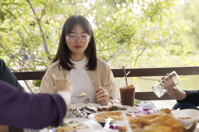 Young woman eating lunch outdoors