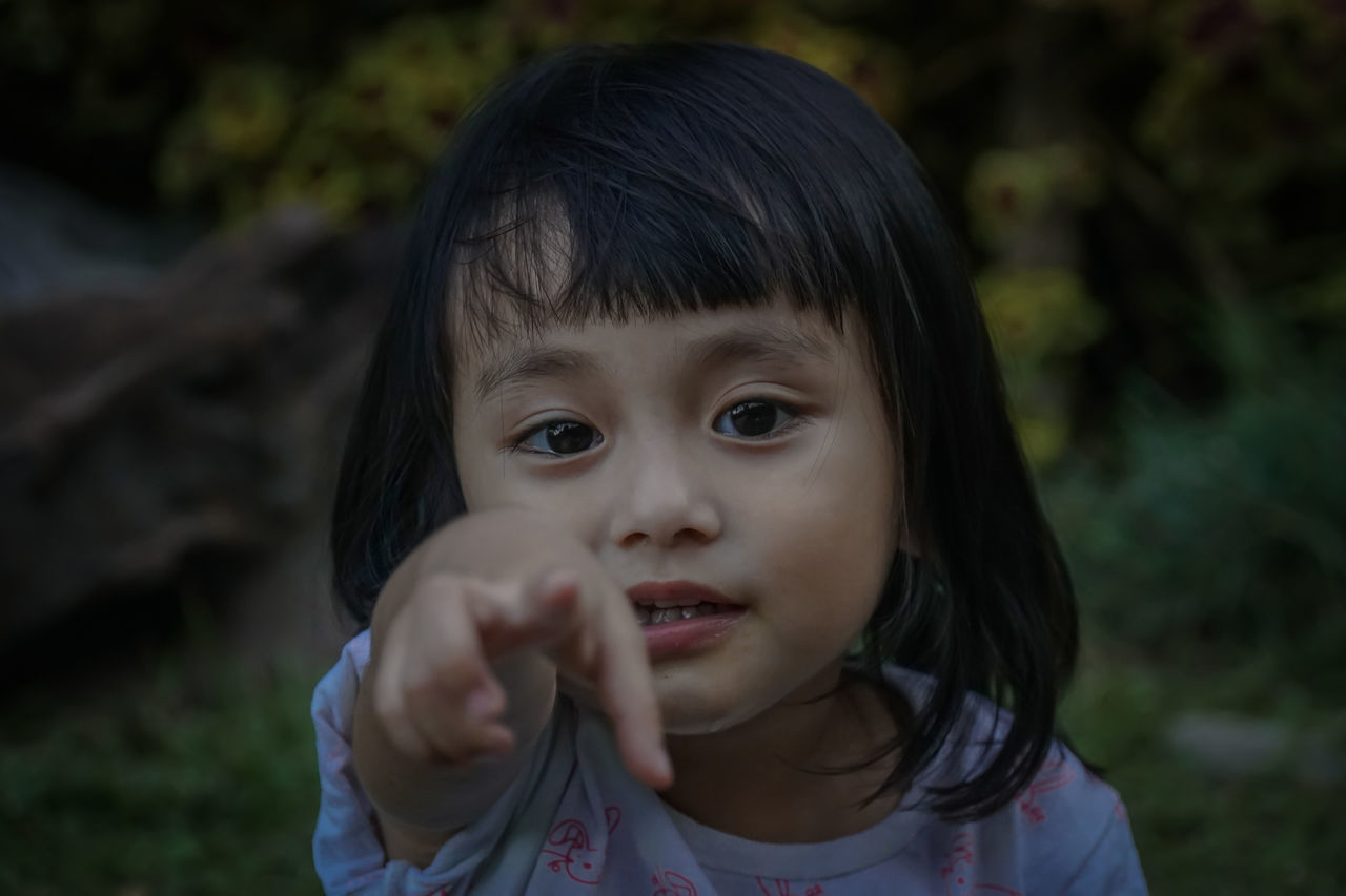 CLOSE-UP PORTRAIT OF CUTE GIRL WITH ARMS OUTSTRETCHED