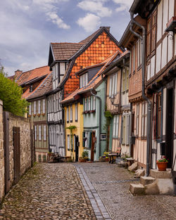 Beautiful street with half-timbered houses in quedlinburg am harz, saxony-anhalt, germany