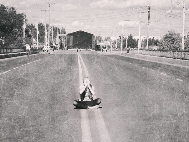 transportation, the way forward, mode of transport, road, men, lifestyles, diminishing perspective, land vehicle, vanishing point, leisure activity, sky, full length, riding, bicycle, street, road marking, rear view, day