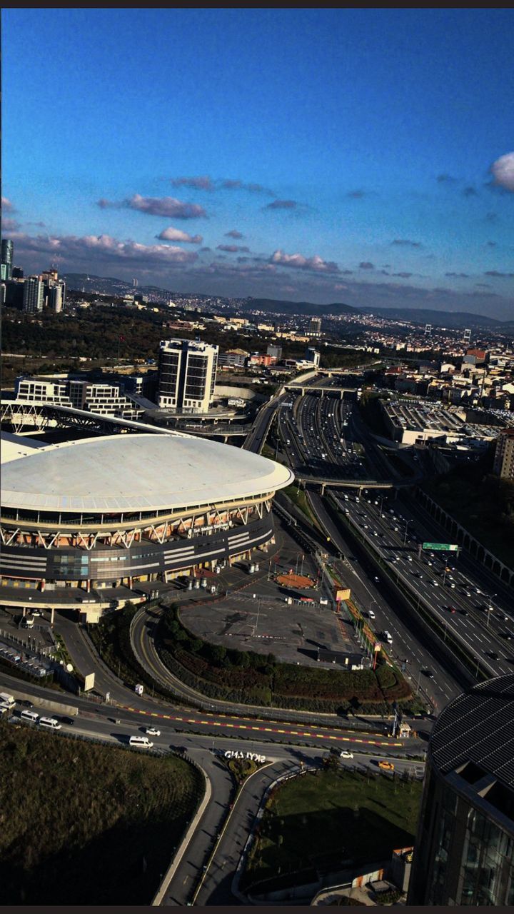 HIGH ANGLE VIEW OF HIGHWAY IN CITY AGAINST SKY