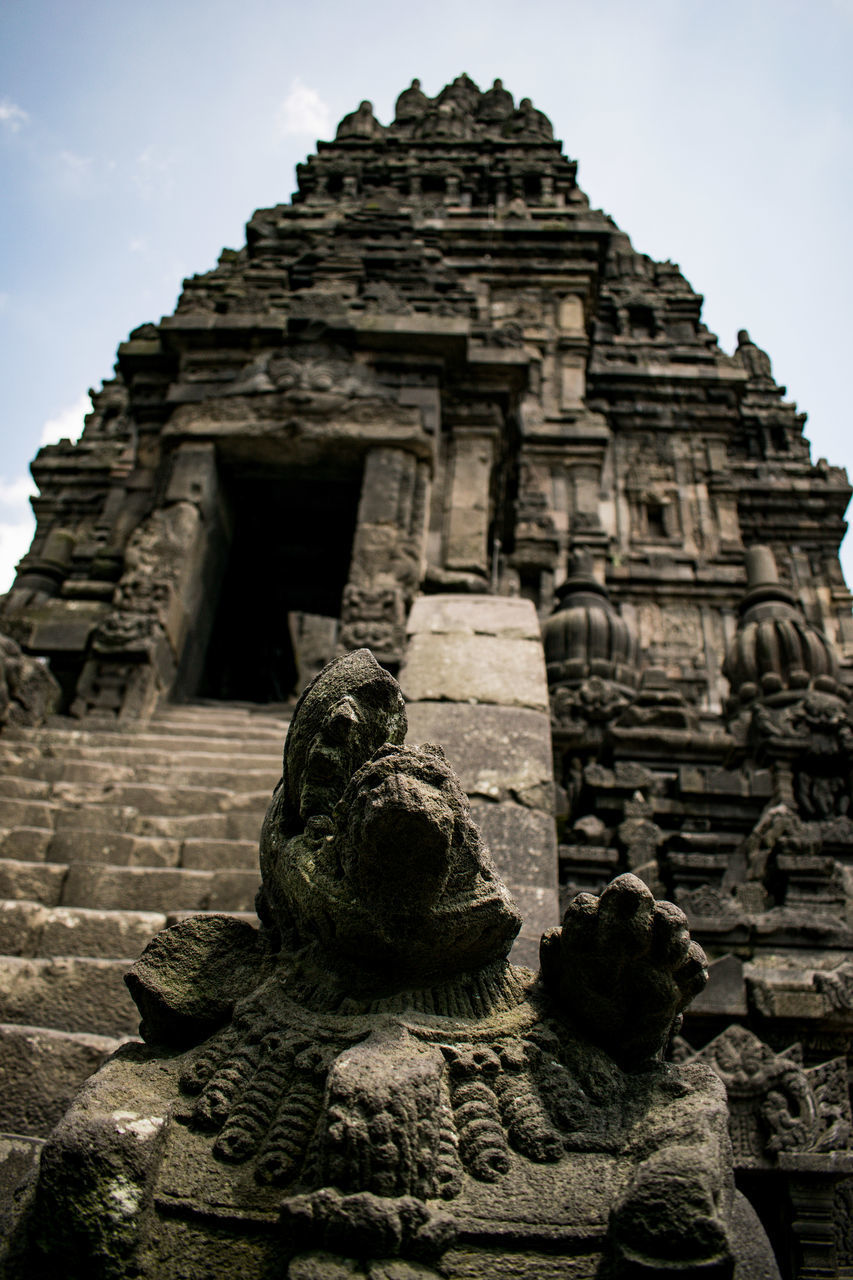 LOW ANGLE VIEW OF STATUE OF HISTORIC TEMPLE