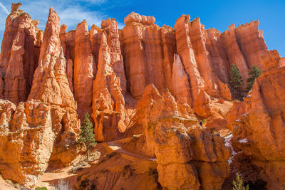 Red-yellow rocks in bryce canyon. panorama of the mountain massif. a tourist place, a stone forest.