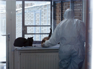 Wear a protective suit in case of danger of epidemics