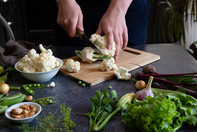 Cropped hands of chef preparing food on table