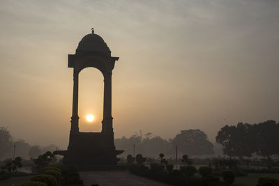 Silhouette sun scene of canopy of india gate in sunrise at rajpath, new delhi, india