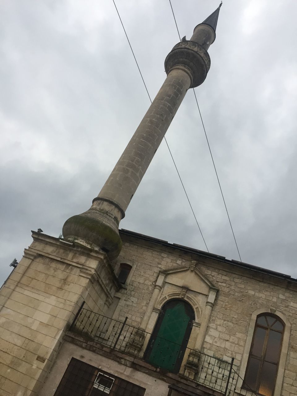 LOW ANGLE VIEW OF BUILDING AGAINST CLOUDY SKY