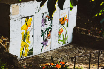 Graffiti on wall of building