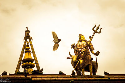 Statue of eagle