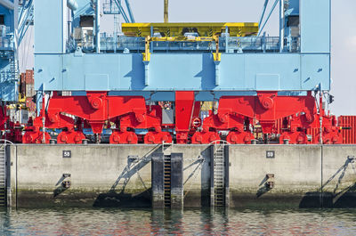 Support structure with wheels of a crane on a container terminal at the quay of a harbour