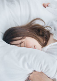 Smiling woman lying on bed