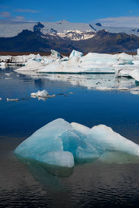 Scenic view of icebergs and mountains on jokulsarlon glacial lagoon