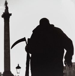 Silhouette statue against sky
