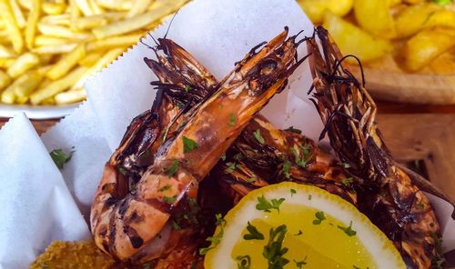 Close-up prawns with lemons on table