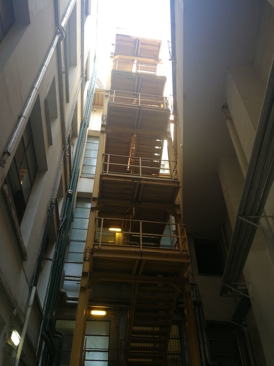 LOW ANGLE VIEW OF BUILDINGS AGAINST SKY