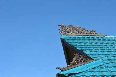 Low angle view of statue against clear blue sky