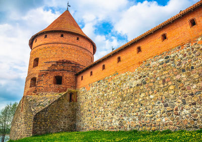 Fortified wall at trakai island castle against sky