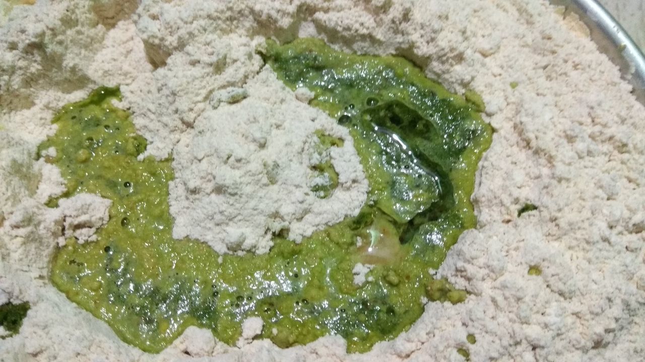 HIGH ANGLE VIEW OF VEGETABLES IN CONTAINER