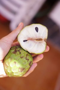 Close-up of hand holding apple