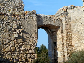 Old ruin building against sky