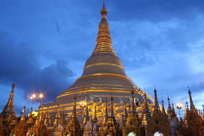 Evening in shwedagon pagoda