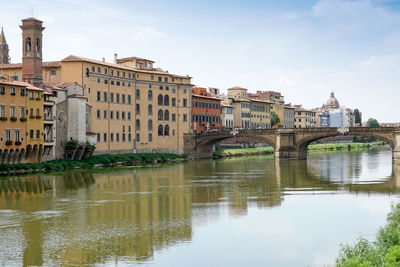 Ponte santa trinita bridge over arno river against sky