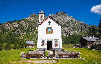 View of little church in the mountain village of crampiolo, val devero, piedmont, italy