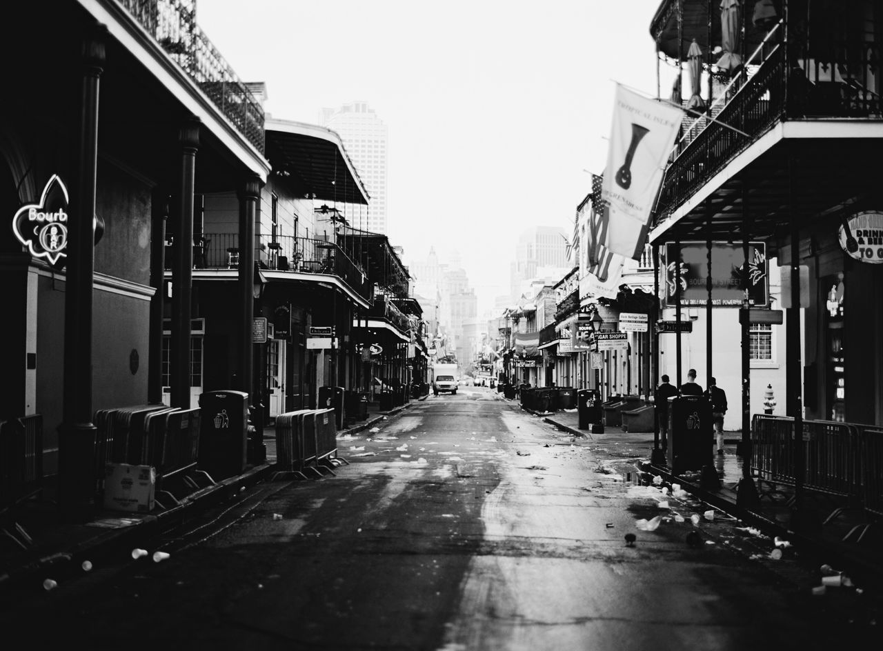 building exterior, the way forward, architecture, built structure, transportation, diminishing perspective, street, vanishing point, road, city, clear sky, building, sky, outdoors, residential structure, residential building, empty, day, road marking, car