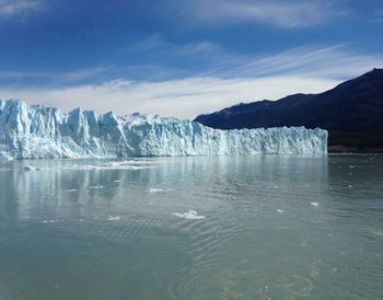 Alpine scenery with water and icebergs