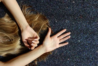 Cropped hands of woman hairs