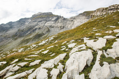 Facing mont blanc, the platé desert is mainly composed of lapiaz.