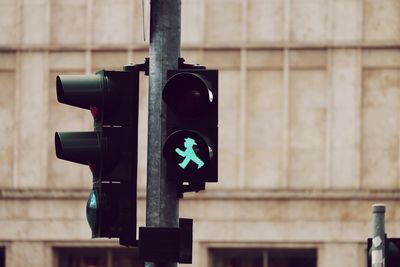 Road signal against building