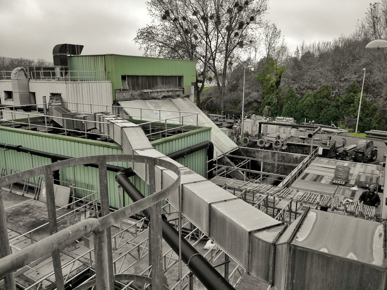 HIGH ANGLE VIEW OF BUILDING AND TREES AGAINST SKY