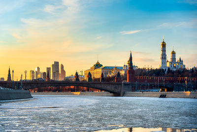 Winter panorama of moscow, russia, with the kremlin and the skyscrapers from the frozen moskva river