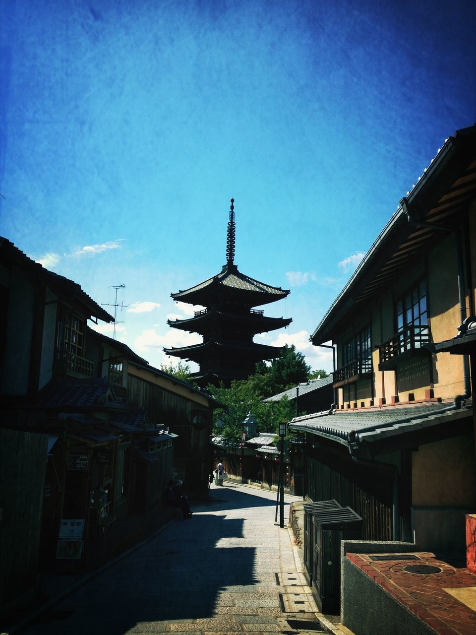 architecture, building exterior, built structure, the way forward, sky, street, blue, residential structure, house, clear sky, residential building, diminishing perspective, sunlight, road, outdoors, building, city, town, day, no people